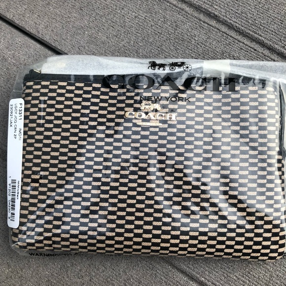 ❌SOLD❌ 🆕🌸COACH CORNER ZIP WRISTLET🌼 - Picture 2 of 6